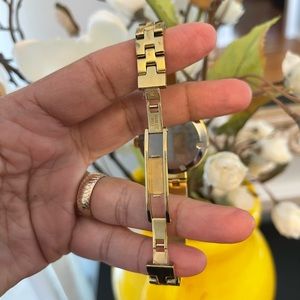 This is a beautiful and feminine Movado watch. Gold tone with diamond bezel🌸